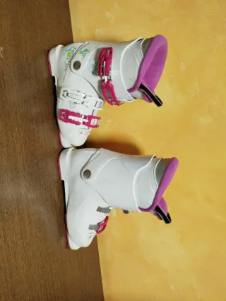 Botas de esquí infantiles blancas y rosas