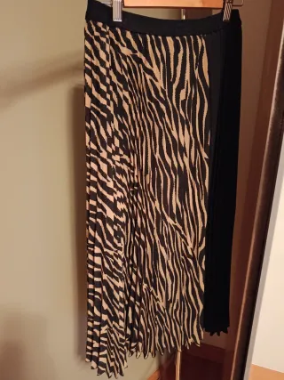Falda larga plisada negra y print cebra