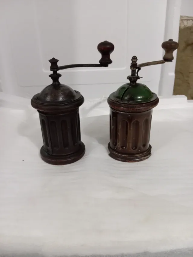 2 antichi macinacaffè