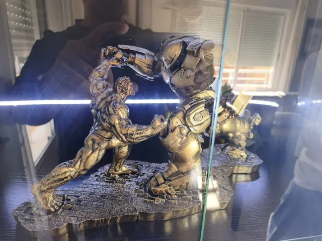 Figura Hulkbuster vs Hulk color Bronce