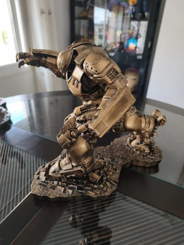 Figura Hulkbuster vs Hulk color Bronce