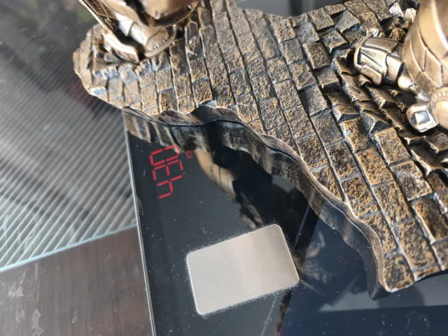 Figura Hulkbuster vs Hulk color Bronce