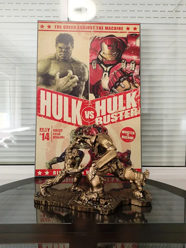 Figura Hulkbuster vs Hulk color Bronce