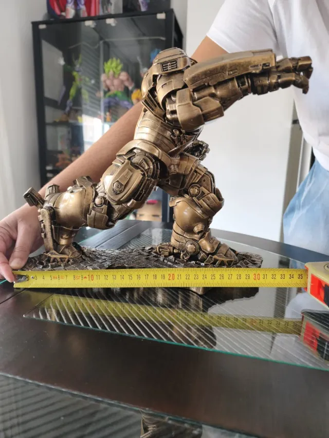 Figura Hulkbuster vs Hulk color Bronce