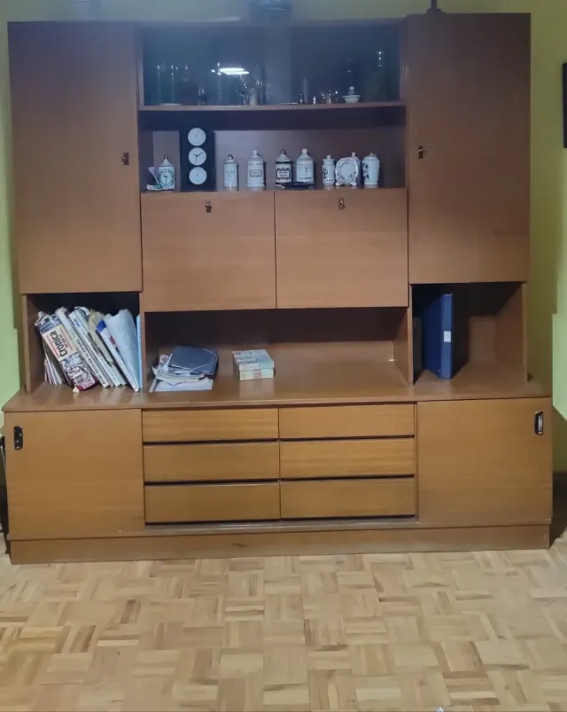 Estantería con armarios, de madera y cristal.