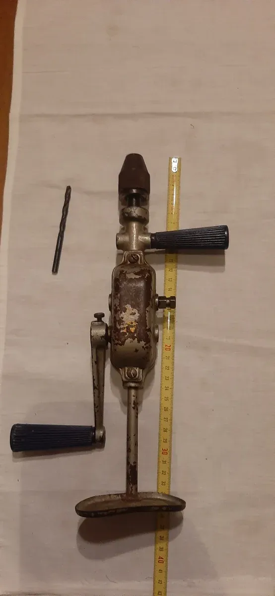 Taladro manual antiguo