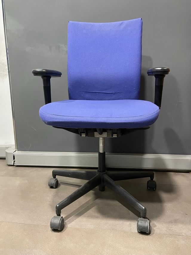Silla de oficina azul con ruedas