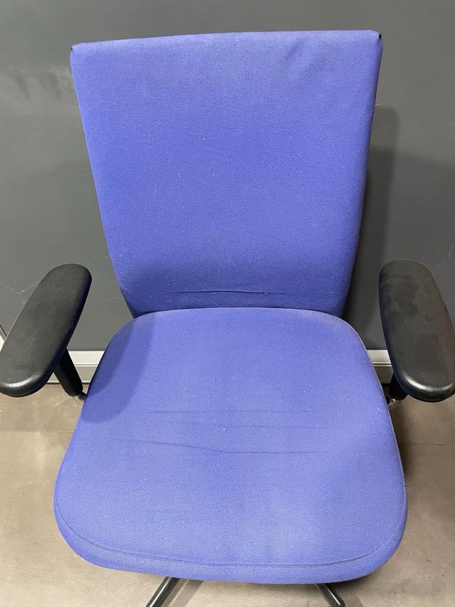 Silla de oficina azul con ruedas