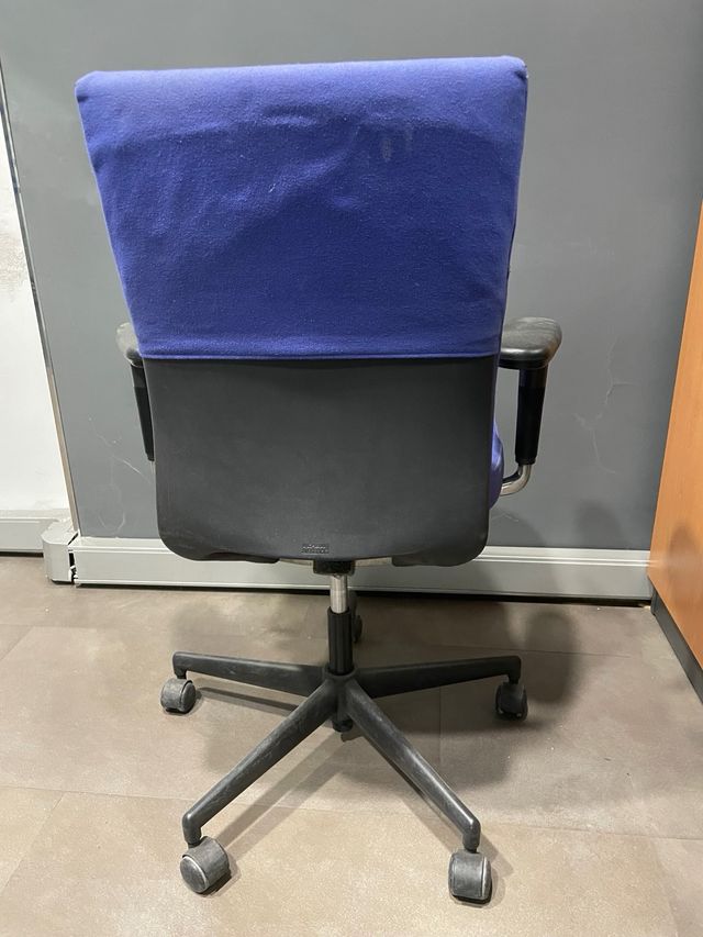 Silla de oficina azul con ruedas