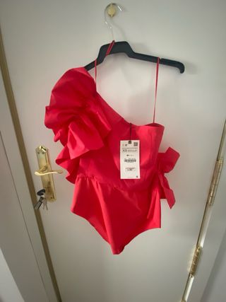 Body Zara Rojo Talla XS Volante Asimétrico