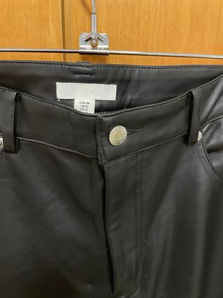 Pantalón ancho efecto piel negro