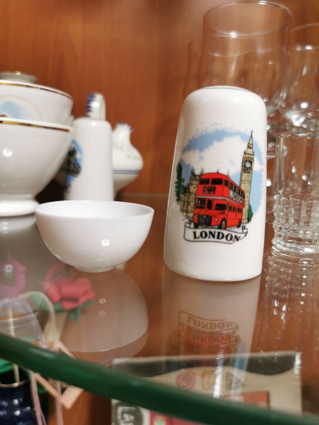 Tazas de porcelana para sake, hay 7