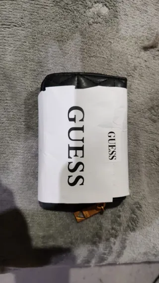 Cartera Guess negra y dorada
