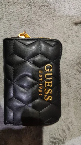 Cartera Guess negra y dorada
