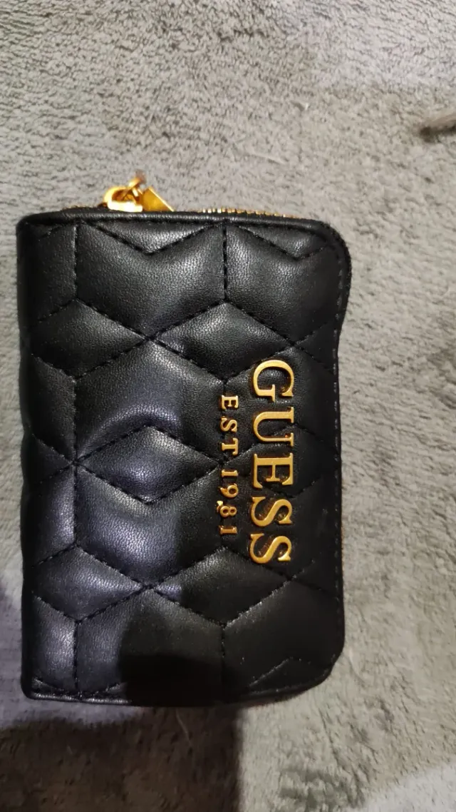 Cartera Guess negra y dorada