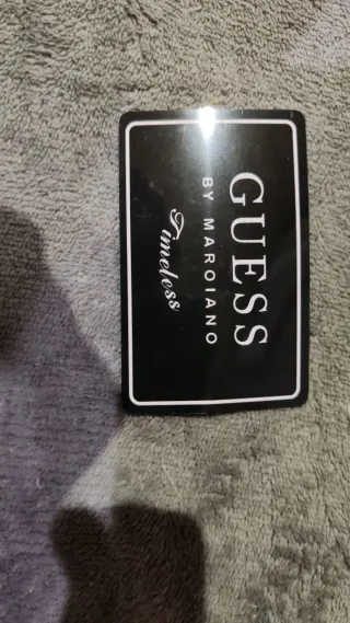 Cartera Guess negra y dorada