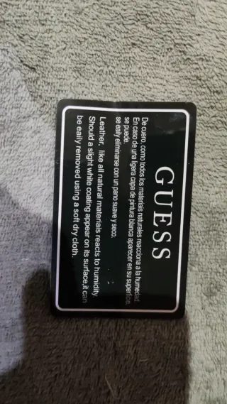 Cartera Guess negra y dorada