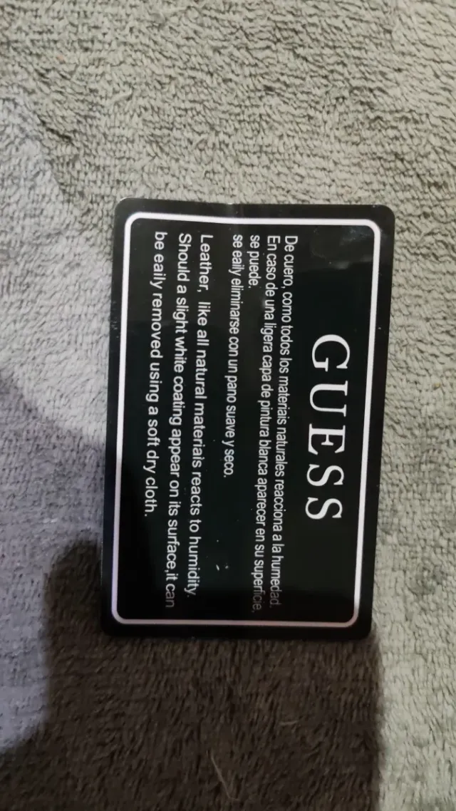 Cartera Guess negra y dorada