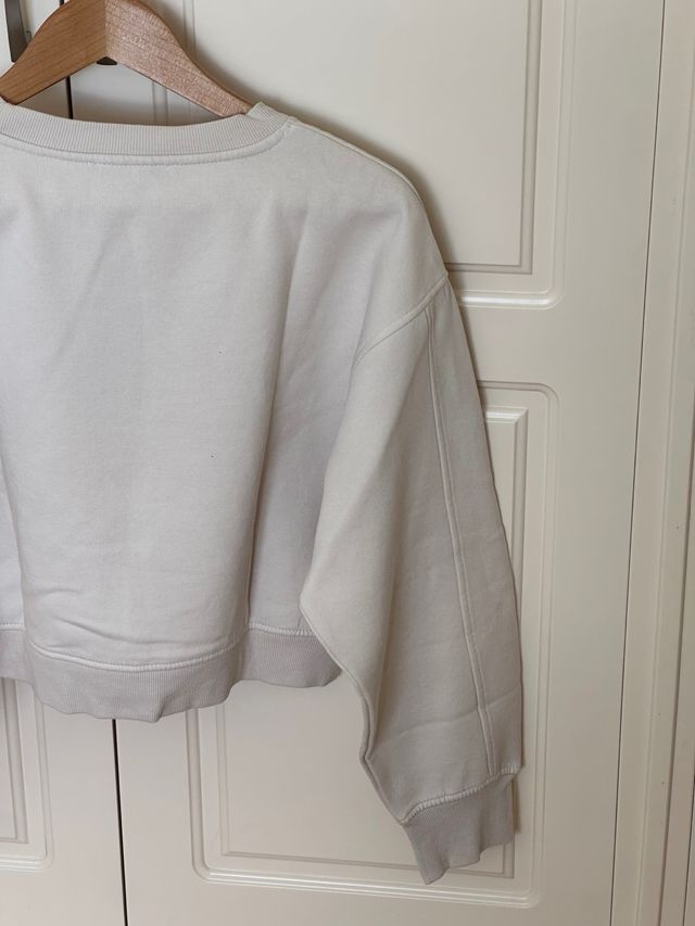 Sudadera Zara beige cropped