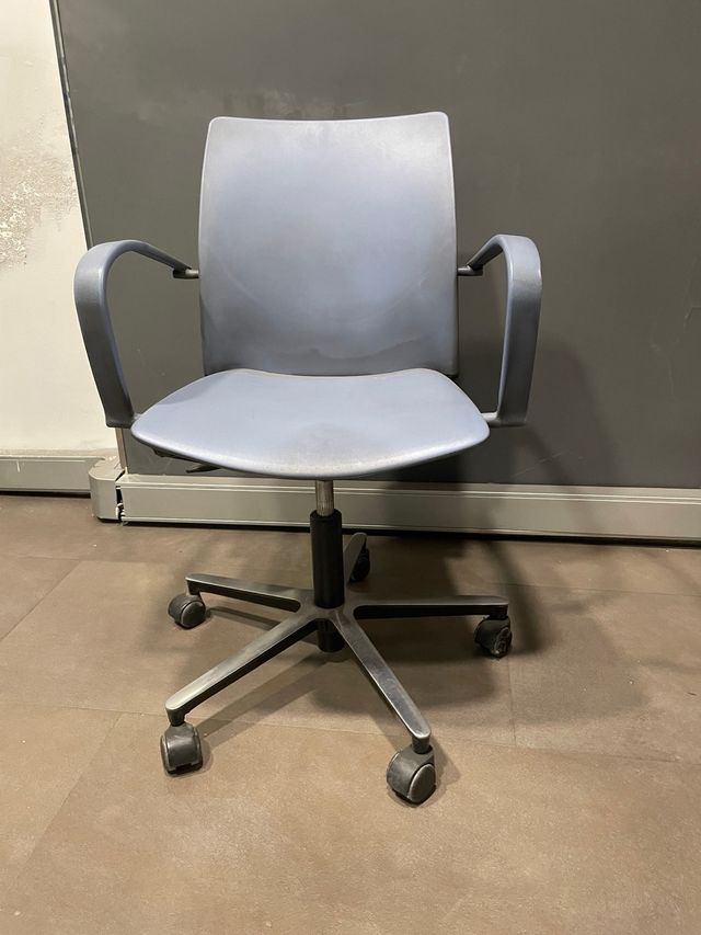 Silla de oficina gris con ruedas y reposabrazos