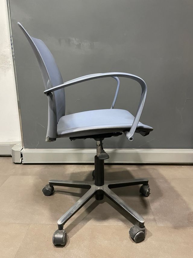 Silla de oficina gris con ruedas y reposabrazos