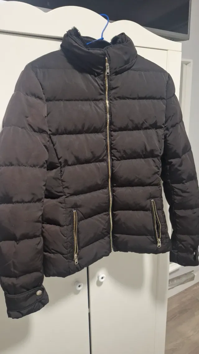 Abrigo negro acolchado