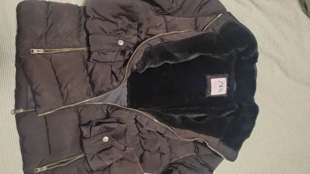 Abrigo negro acolchado