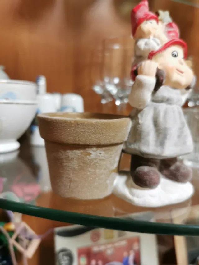 Figura gnomo con maceta cerámica