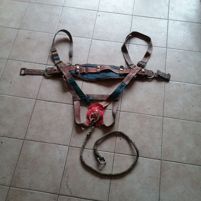 Arneses de seguridad con mosquetones. Acero inox.