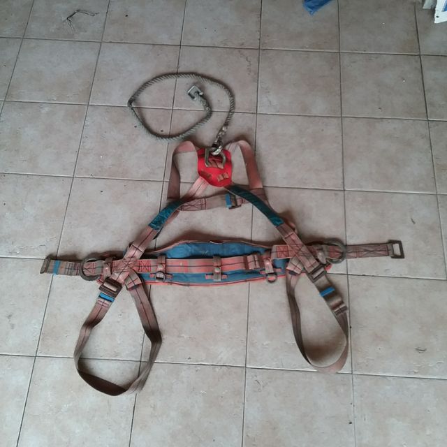 Arneses de seguridad con mosquetones. Acero inox.