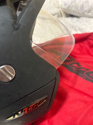 Casco de moto negro con visera y funda