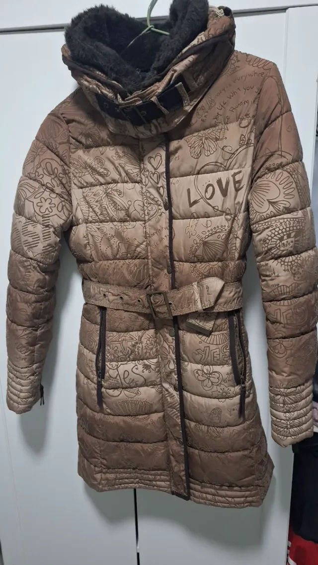 Abrigo estampado beige y marrón