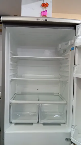 Nevera Indesit plateada