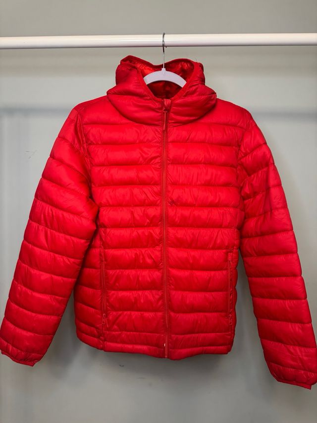 Chaqueta acolchada roja con capucha