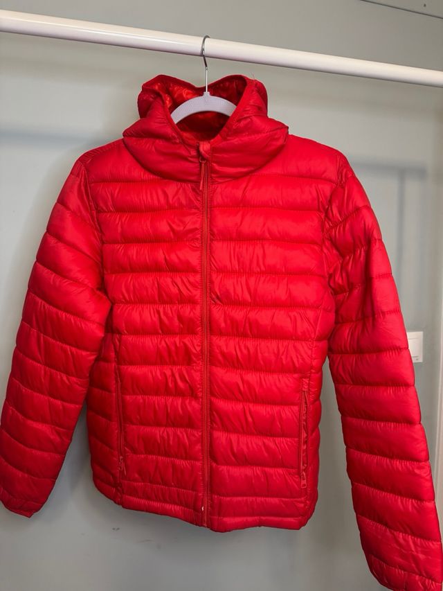 Chaqueta acolchada roja con capucha