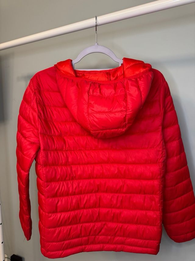 Chaqueta acolchada roja con capucha
