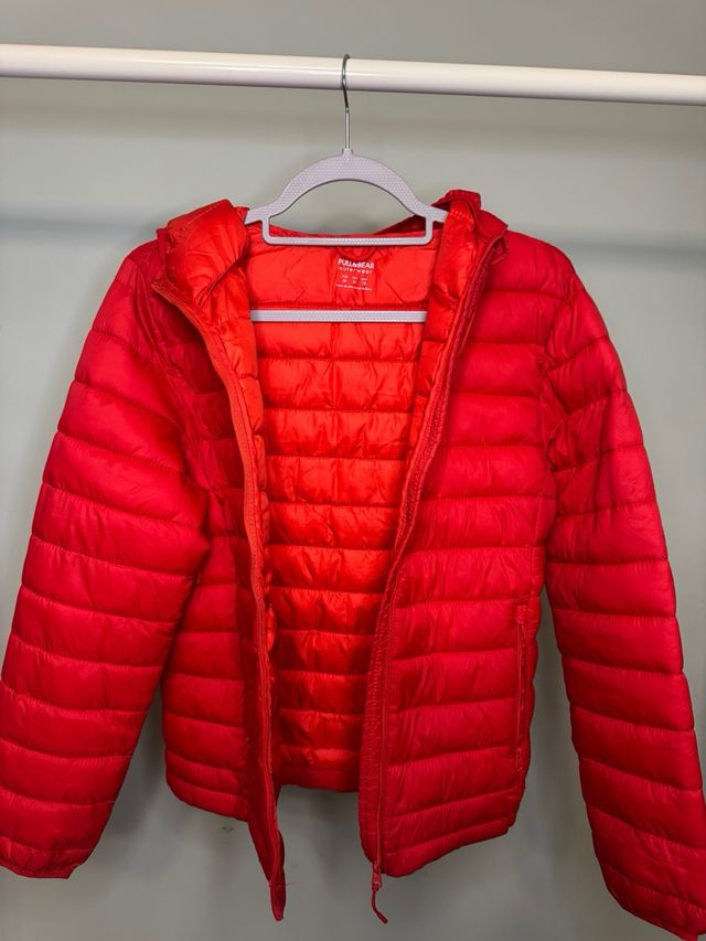 Chaqueta acolchada roja con capucha