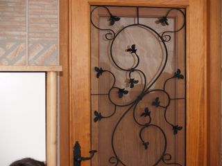 Puerta madera exterior con reja castellana y post.