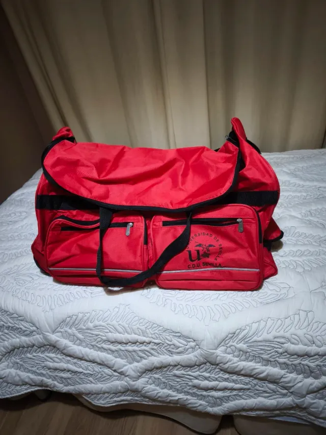 Bolsa de deporte o viaje roja con ruedas a estrena