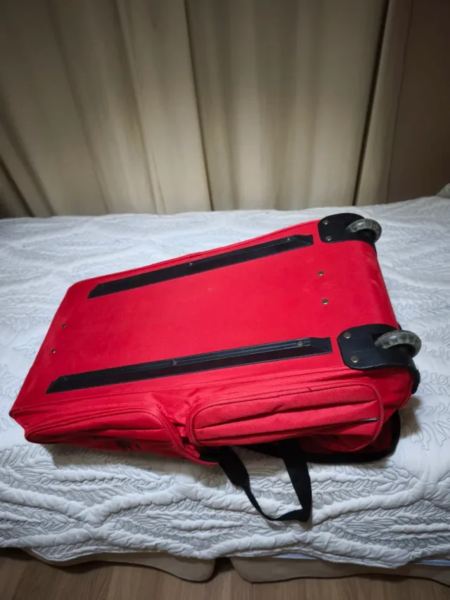 Bolsa de deporte o viaje roja con ruedas a estrena