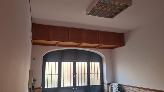 Altillo de madera y cristal