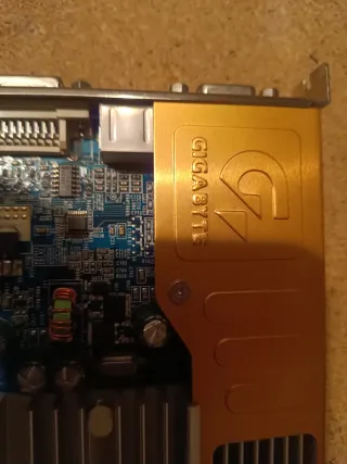 Tarjeta Gráfica Gigabyte GV-NX73G256D-RH