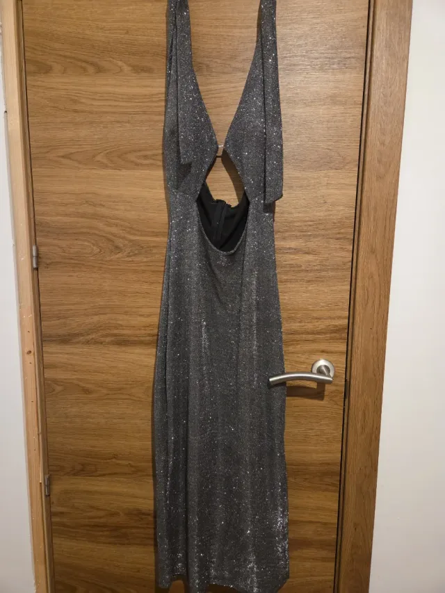 Vestido largo plateado con brillos