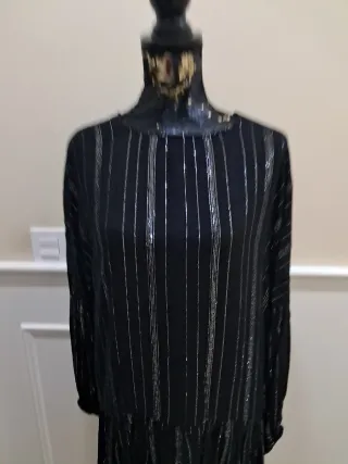 Vestidos negros con bordado rojo