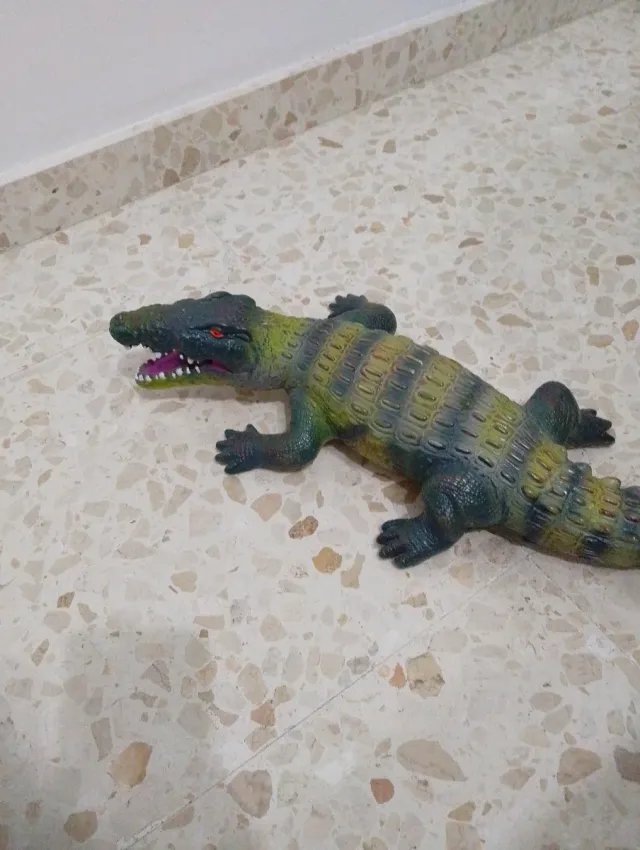 Cocodrilo de juguete verde y amarillo