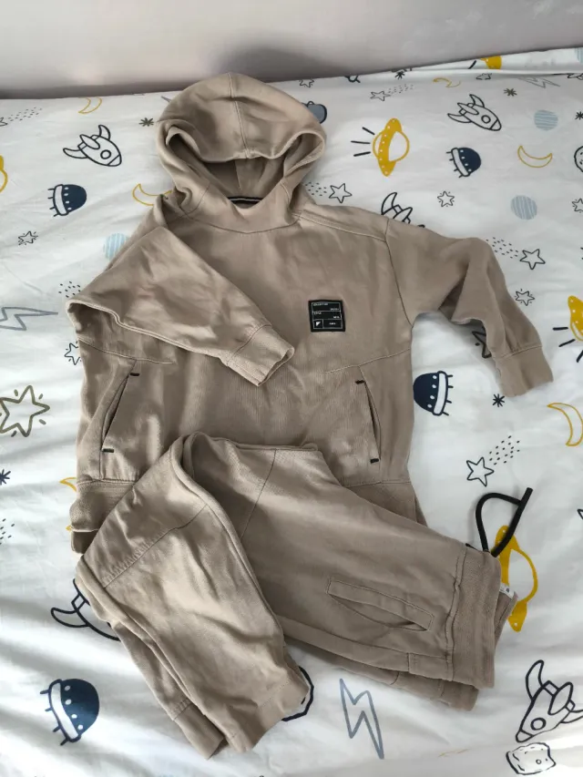 Chándal Zara niño marrón talla 120cm