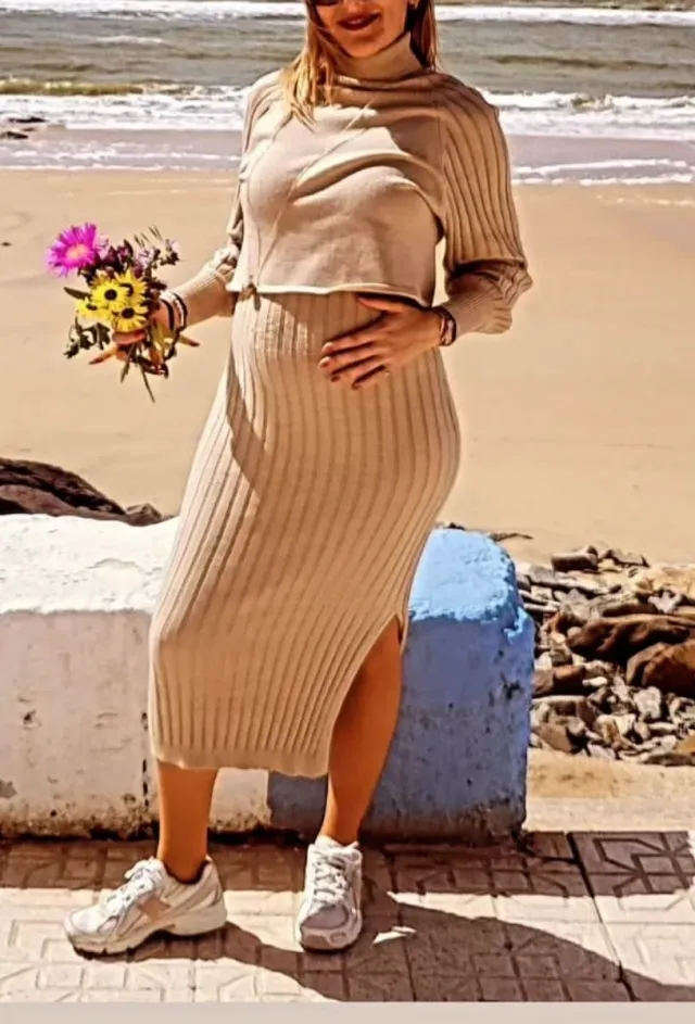 Vestito a righe e maglione beige