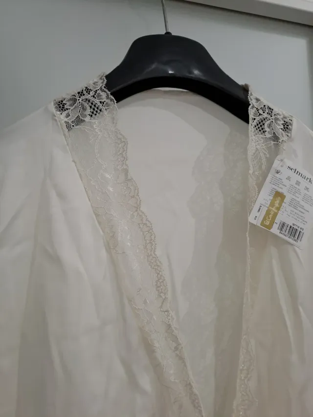 Bata lencera de encaje