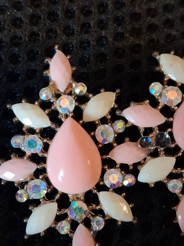 Orecchini pendenti con pietre rosa e bianche