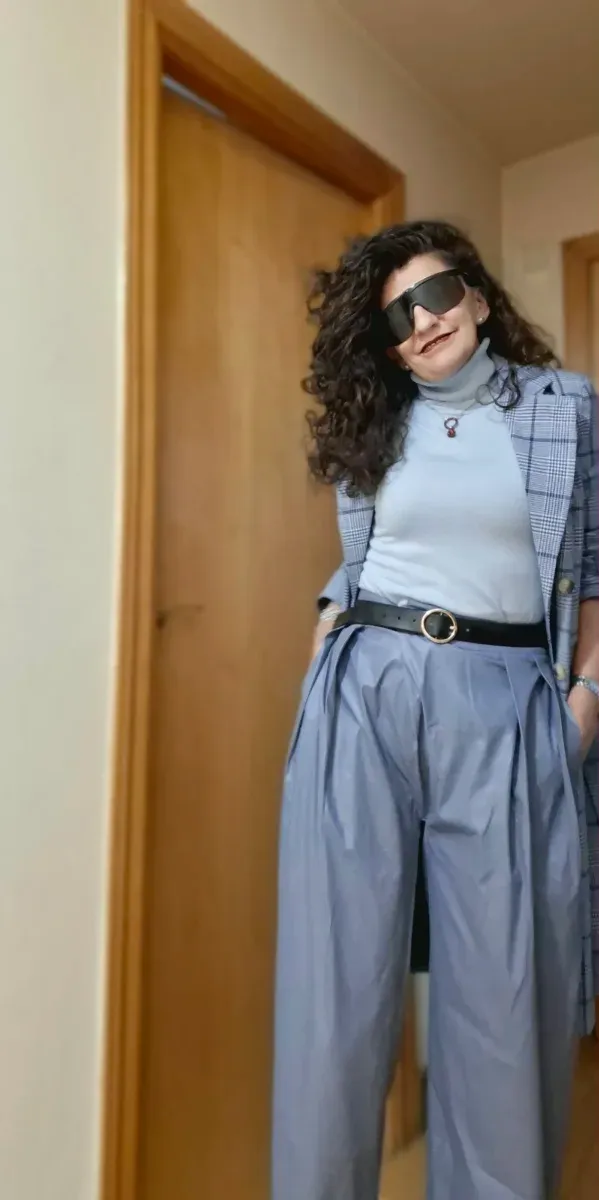 Pantalón polipiel azul con pinzas huecas